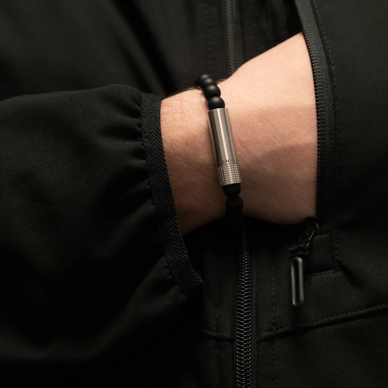 les-fines-lames-punch-bracelet-zigarrenbohrer-onyx-matt-elastic image 4