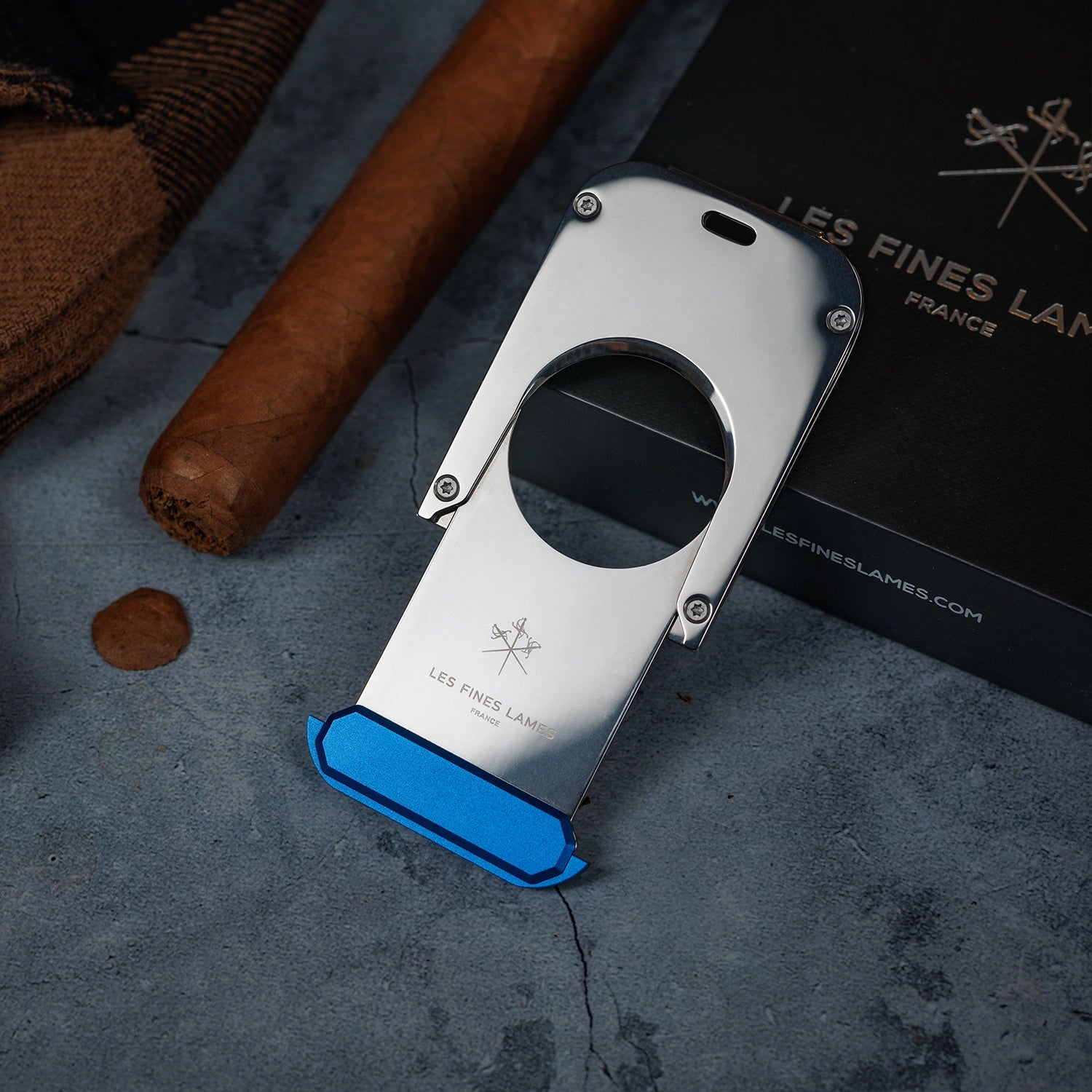 les-fines-lames-le-tag-clip-zigarrenschneider-blau image 3