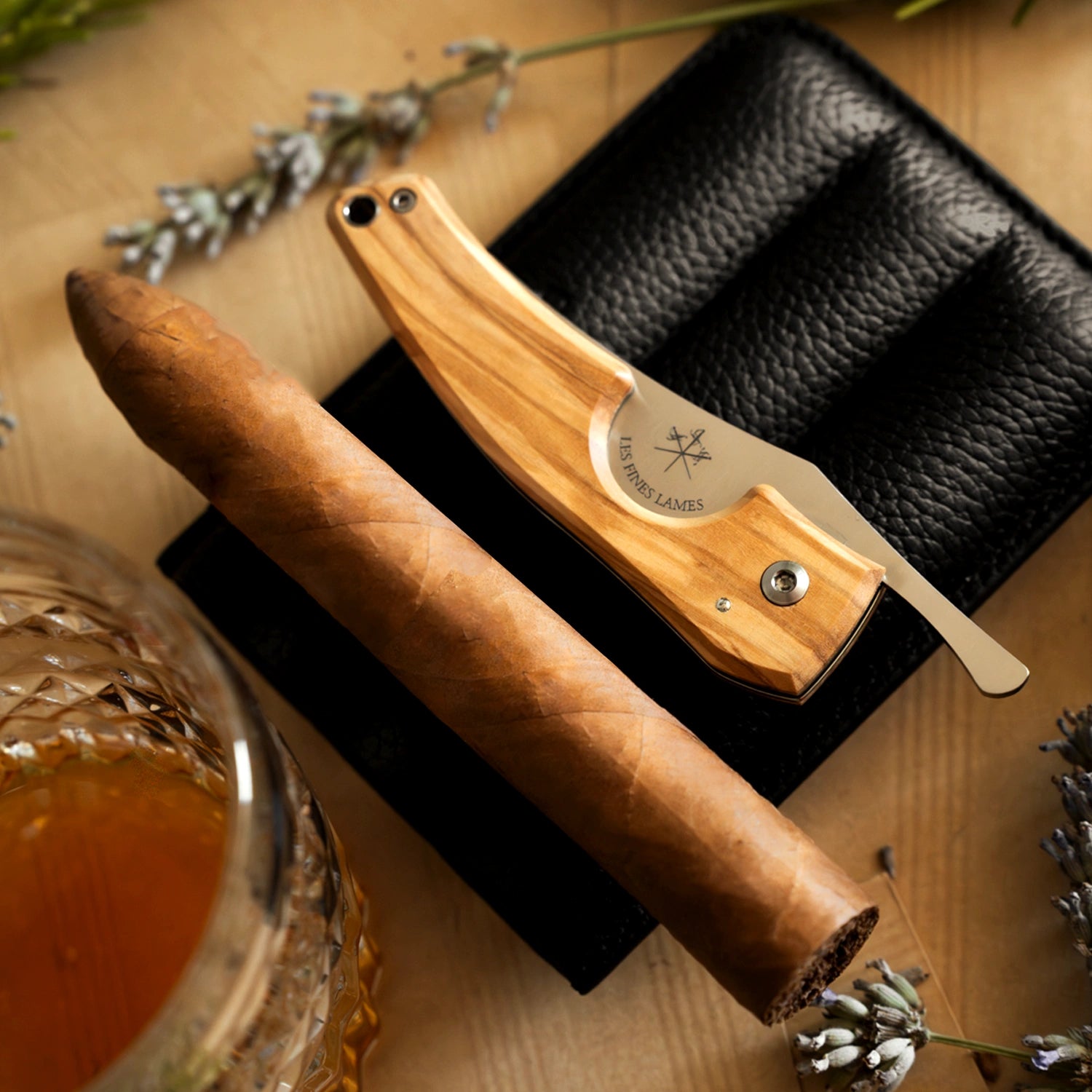 les-fines-lames-le-petit-zigarrenmesser-olive-wood image 3