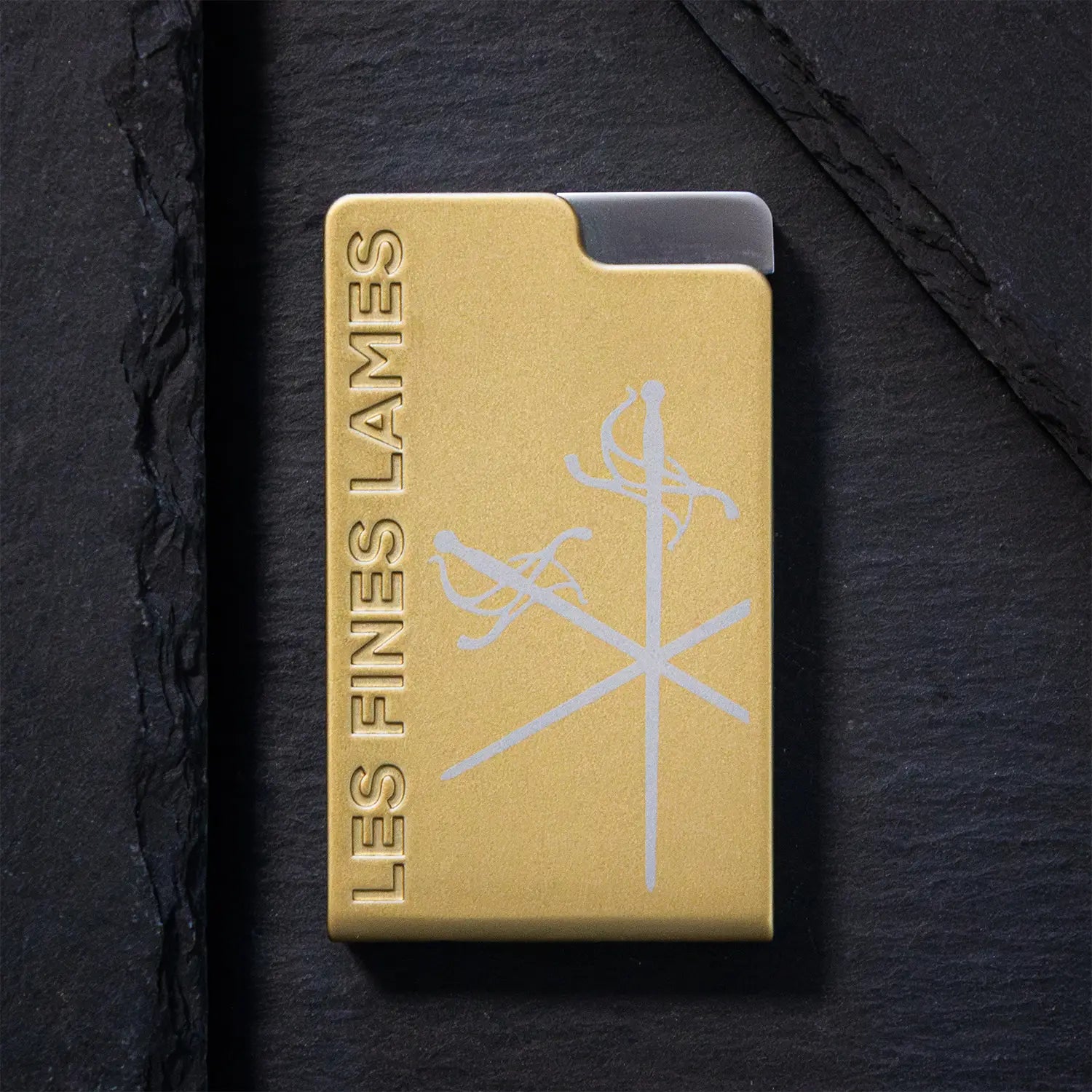 les-fines-lames-le-feu-brick-sturmfeuerzeug-champ-jetflamme image 3
