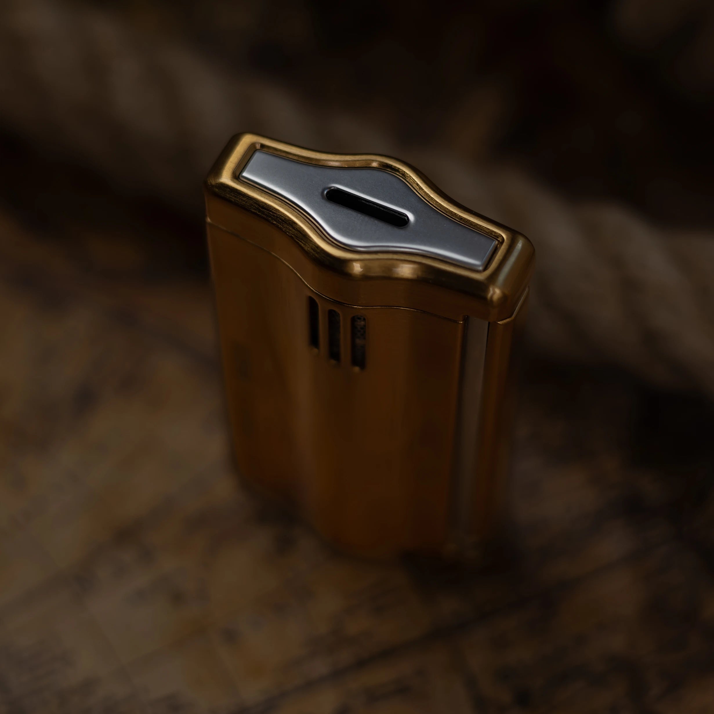 les-fines-lames-le-feu-rs-zigarrenfeuerzeug-brushed-gold-flachflamme image 5