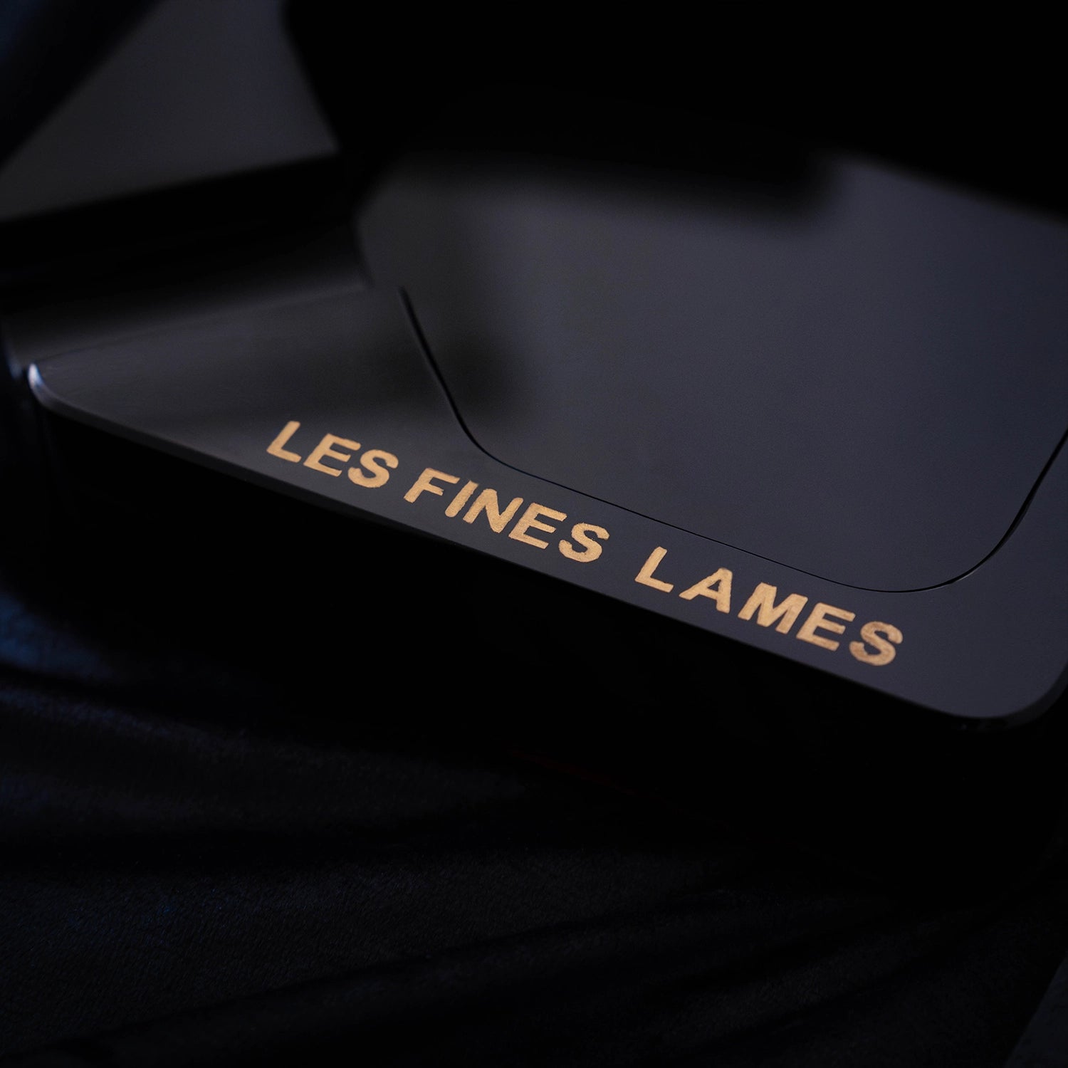 les-fines-lames-monad-aschenbecher-obsidian-schwarz-aluminium image 5