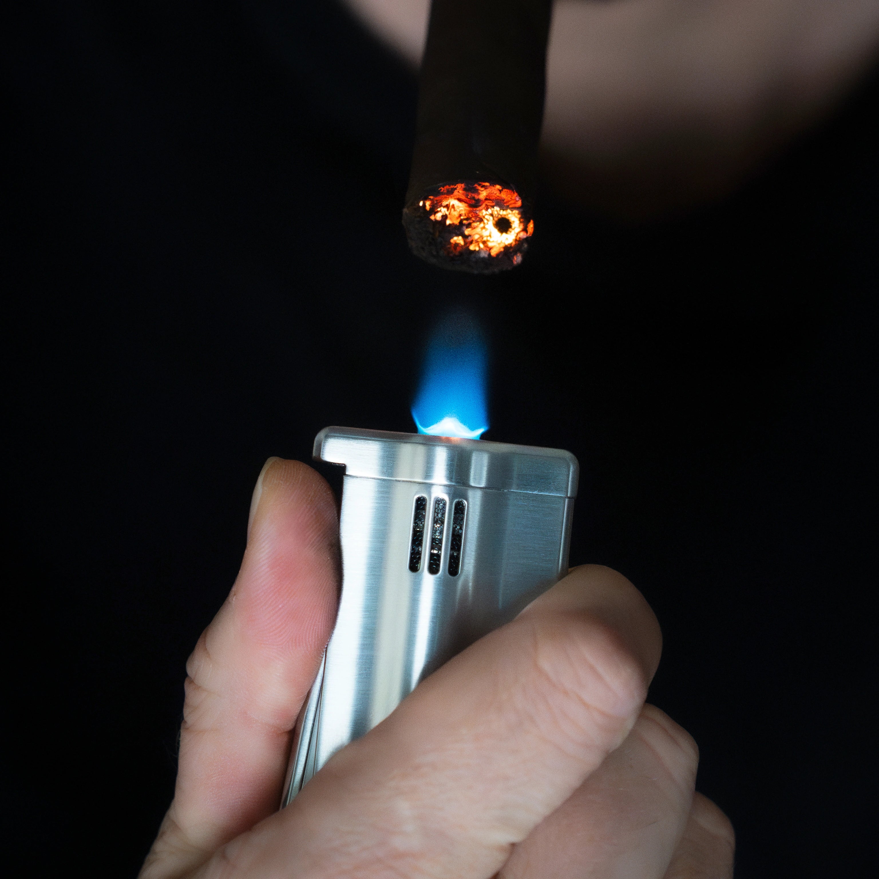 les-fines-lames-le-feu-rs-zigarrenfeuerzeug-brushed-chrome-flachflamme image 3